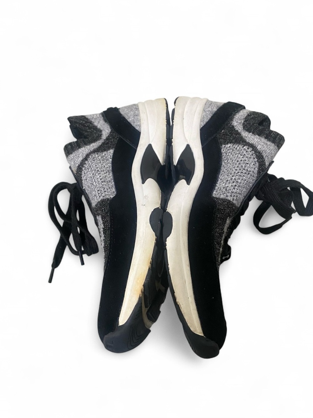 CHANEL Black & Gray Felt Low-Top Sneakers - Picture 6 of 10